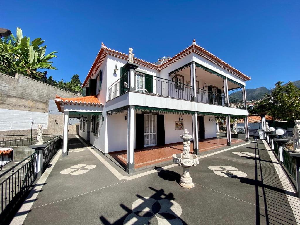 Villa 4-Bed Beautiful Villa w View and Private Parking  9000-192 Funchal