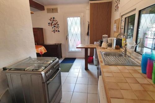 4 bedroom villa 80 metres from sea, free onsite parking