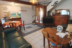 4 bedroom villa 80 metres from sea, free onsite parking
