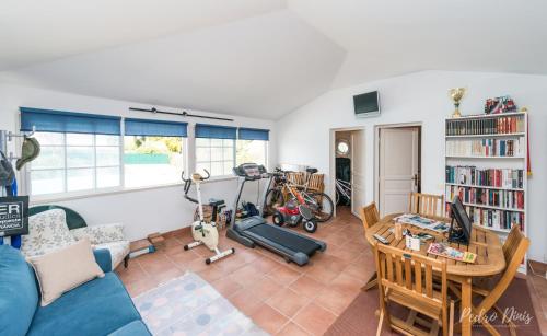 4 bedrooms villa with private pool enclosed garden and wifi at Azeitao