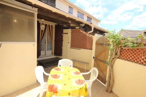 Villa 4 couchages terrasse parking dans résidence sécurisée piscine commune 250m de la mer LRSUNO5 Portiragnes france