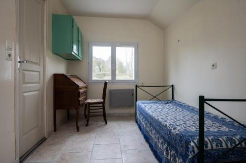 5000 m2 de terrain avec maison de 90 m2 à pied de la gare vers Paris