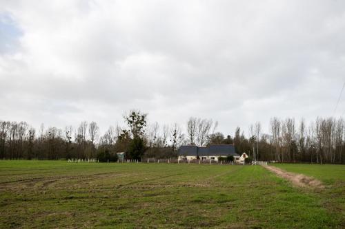 5000 m2 de terrain avec maison de 90 m2 à pied de la gare vers Paris