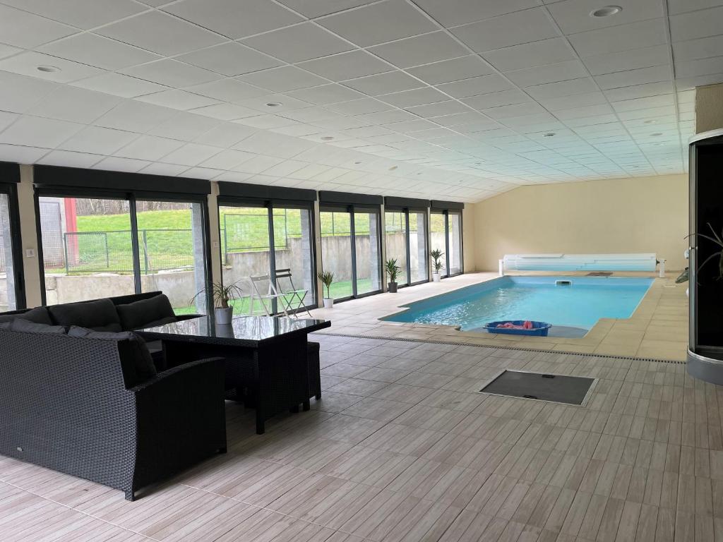 6Personnes Piscine chauffée couverte toute l'année 1725 Route de Saint-Usuge, 71500 Montagny-près-Louhans