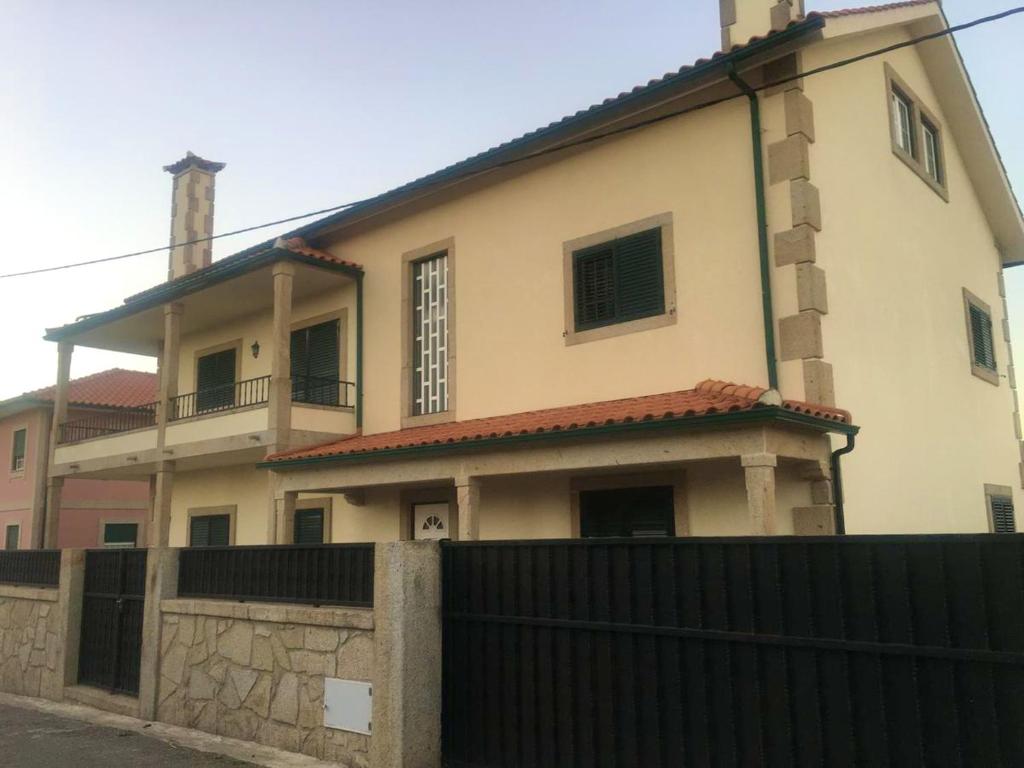 9 bedrooms villa with private pool jacuzzi and enclosed garden at Ponte de Lima Viana do Castelo Travessa dos aflitos (Antiga rua da presa) 210 Viana do Castelo, 4490-250 Ponte de Lima