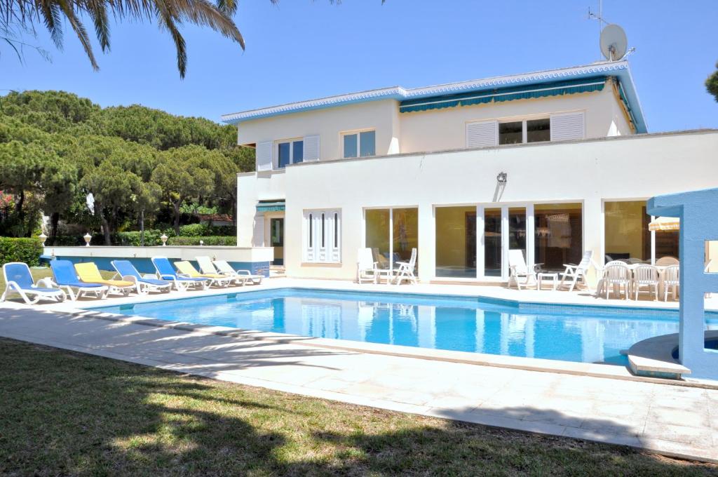 A charming, cosy atmosphere greets you at this impressive villa, located in... Caminho do Miradouro, 8125-406 Quarteira