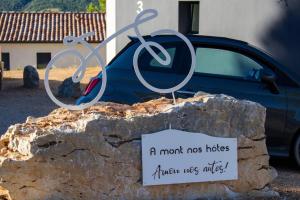 À mont nos hôtes