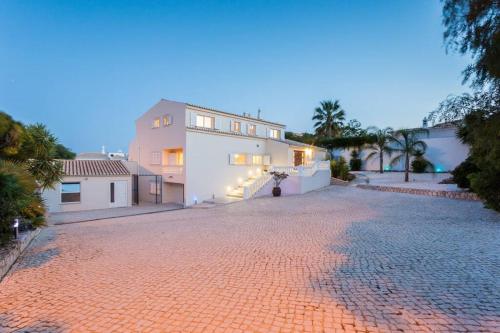 A stunning 10-bed villa in Luz!