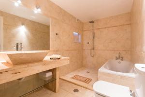 A stunning 10-bed villa in Luz!