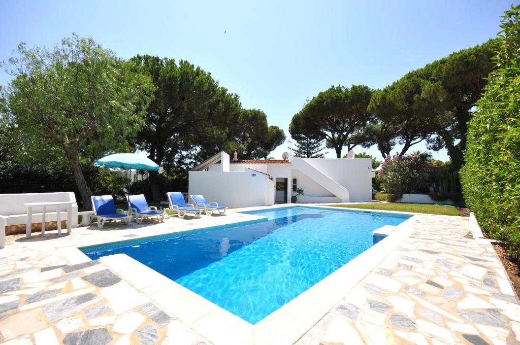 A super little villa for small parties set in a beautiful.... Rua 3. Vilasol, Vilamoura, 8125-000 Vilamoura