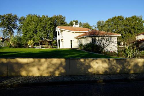 Villa Villa Alba. Piscine grand jardin Hauts de Bordeaux 25 Allée du Moulin de Sonney Carignan