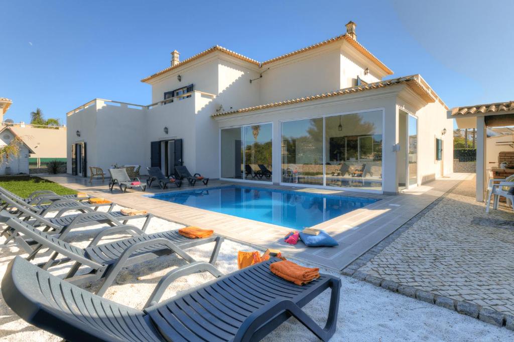 Villa Villa Albufeira Golf Dois Superb V5 sleeps 12 Short Walk to Albufeira Centre 11 Rua do Golfe, 8200-047 Albufeira