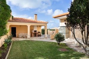 Villa ALTIDO Splendid 4-BR House with Swimming Pool and Sea View 137 Estrada do Rodízio 2705-029 Colares -1