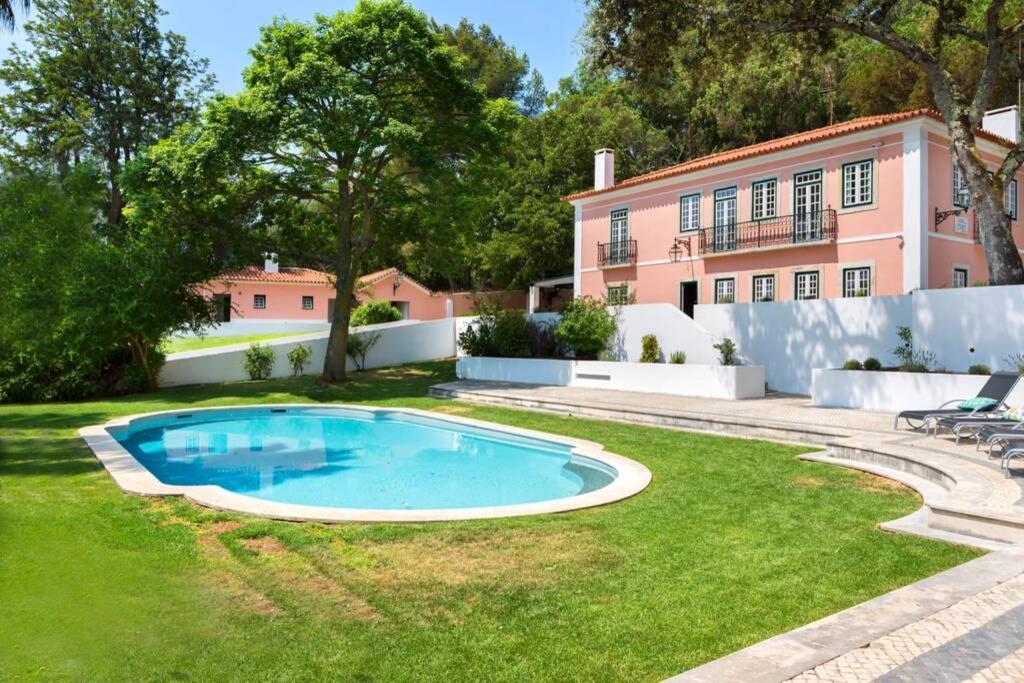 Villa Amazing 4 bedroom Villa with POOL, View & Garden Estrada do Penedo, 1 1 1400-379 Lisbonne