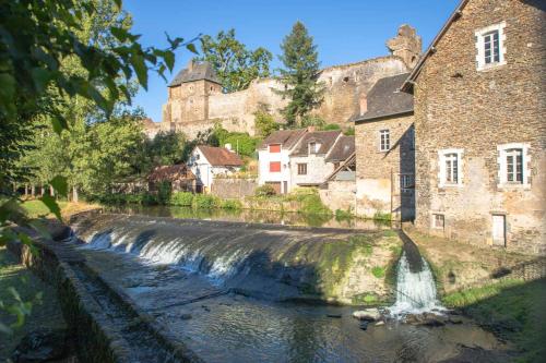 Villa au bord de la Rivière avec Jacuzzi Ségur-le-Château france