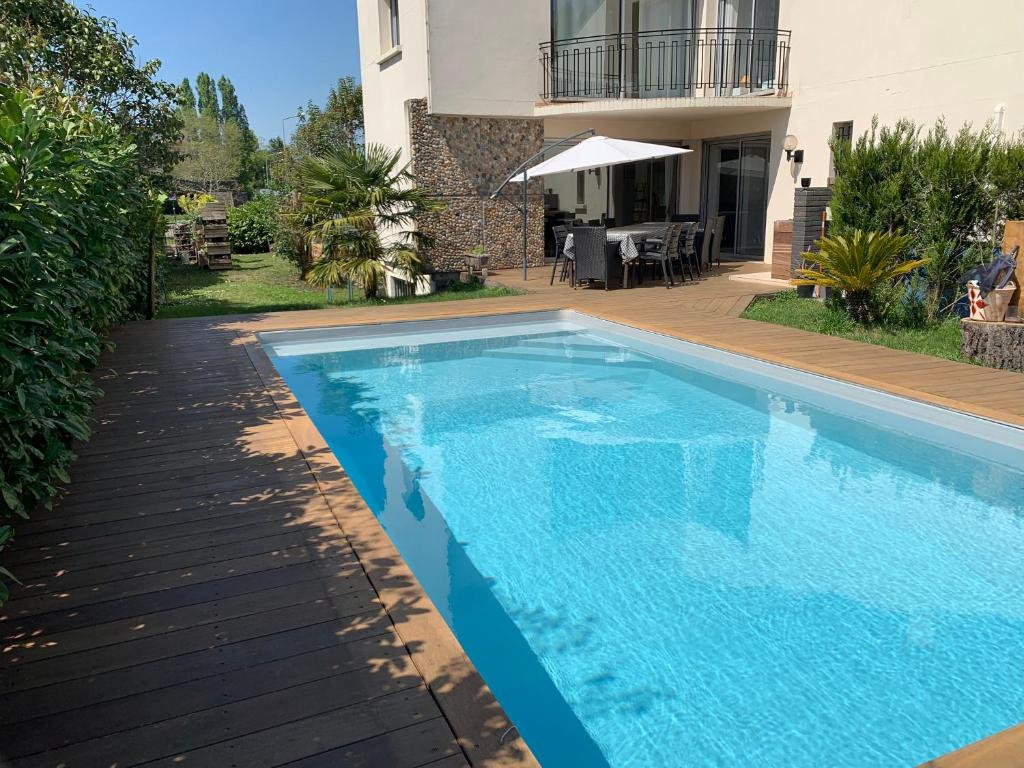 Villa Villa avec piscine 14 pers proche de Bordeaux 1 Square du Gué, 33170 Gradignan