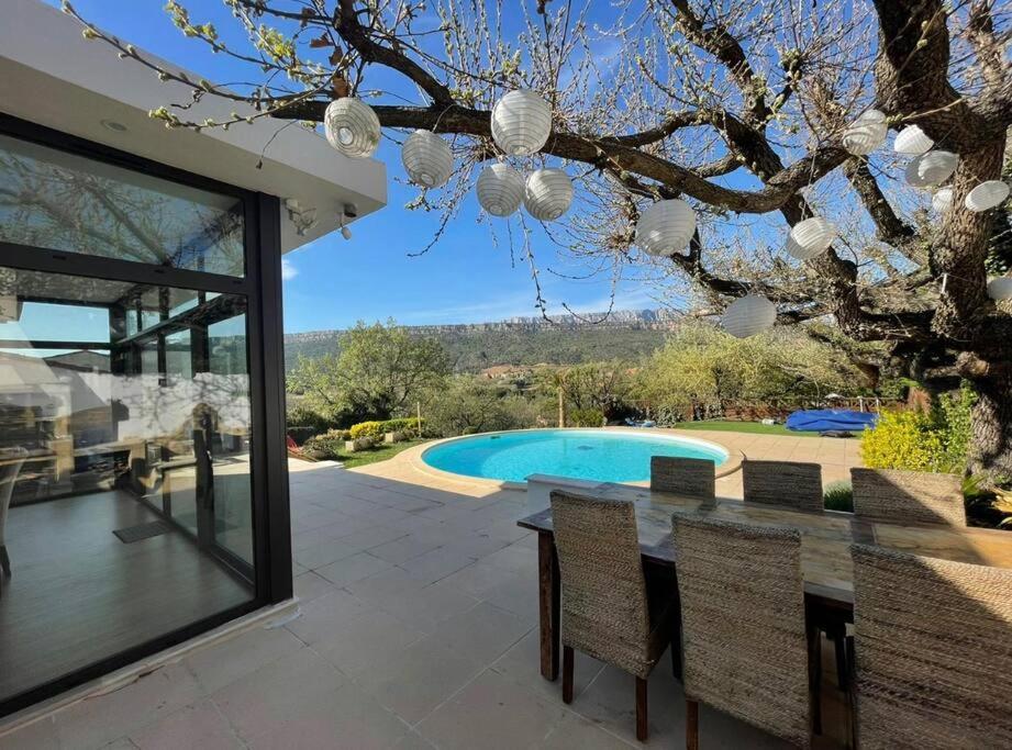 Villa Villa avec piscine chauffée, vue Sainte Victoire 11 Allée de la Marjolaine, 13790 Châteauneuf-le-Rouge