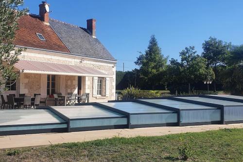 Villa avec piscine couverte chauffée privative d'avril à novembre Luzillé france