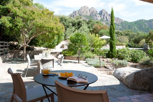 Villa avec piscine dans un village - superbe vue montagne -5 minutes de la plage Conca france