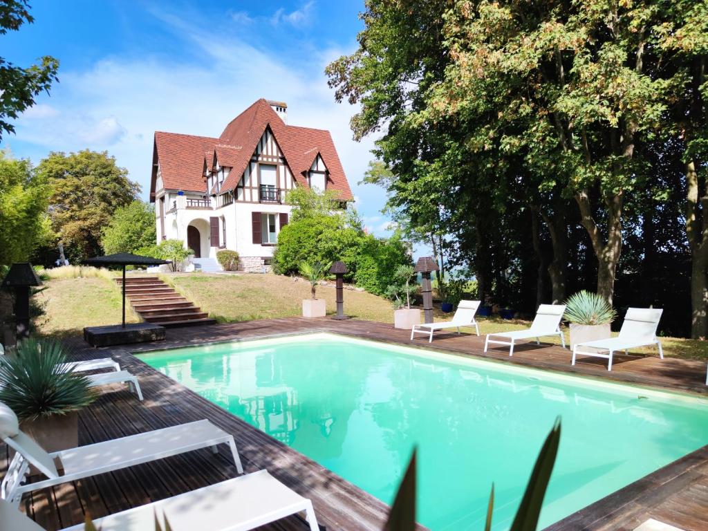 Villas Villa avec vue et piscine à moins d'1h de Paris 11 Route de la Corniche, 78270 Rolleboise