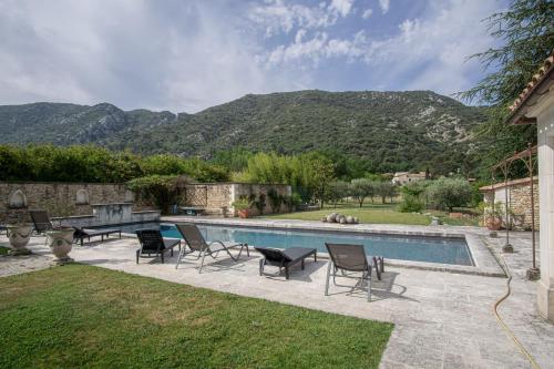 Villa avec vue sur le Luberon et piscine privée Maubec france