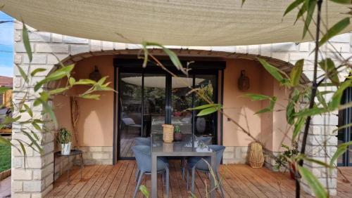 Bas de villa 1ch 4p avec Jardin Terrasse en bois ombragée Barbecue