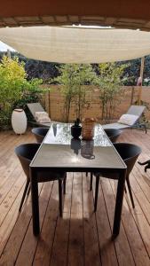 Bas de villa 1ch 4p avec Jardin Terrasse en bois ombragée Barbecue