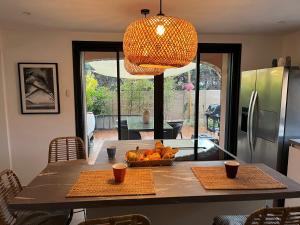 Bas de villa 1ch 4p avec Jardin Terrasse en bois ombragée Barbecue