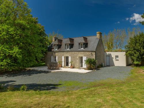 Beautiful Breton villa with private pool and large garden, 6 km from the coast