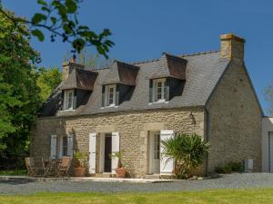 Beautiful Breton villa with private pool and large garden, 6 km from the coast