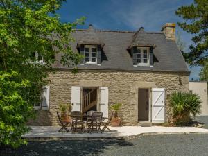 Beautiful Breton villa with private pool and large garden, 6 km from the coast