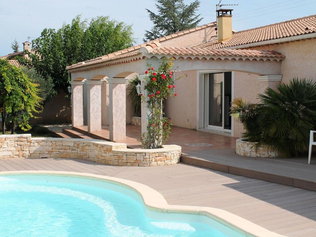 Beautiful modern villa with spacious pool within walking distance of the village , 30340 Rousson