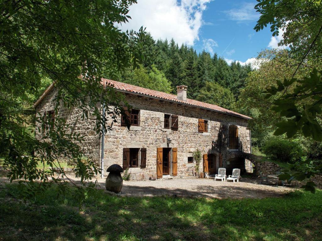 Villa Beautiful stone farmhouse in mountain forest setting  07520 Saint-Bonnet-le-Froid