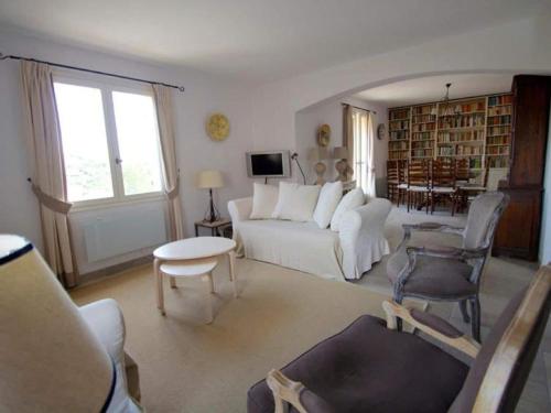 Beautiful Villa in Roquebrune-sur-Argens with Private Pool