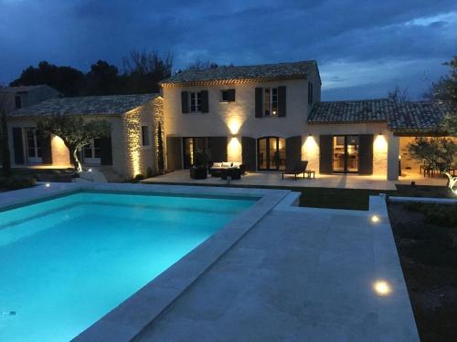 Beautiful villa with air conditioning large private swimming pool and near St Remy de Provence