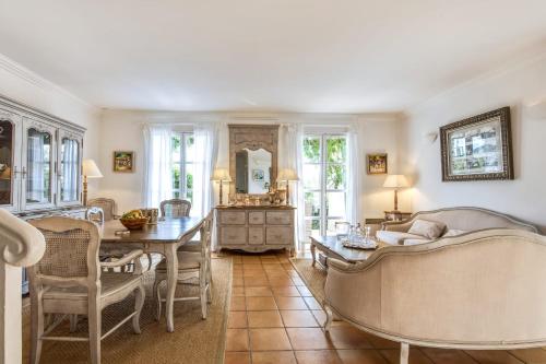 Beautiful villa with garden in a domain with pools in Grimaud - Welkeys