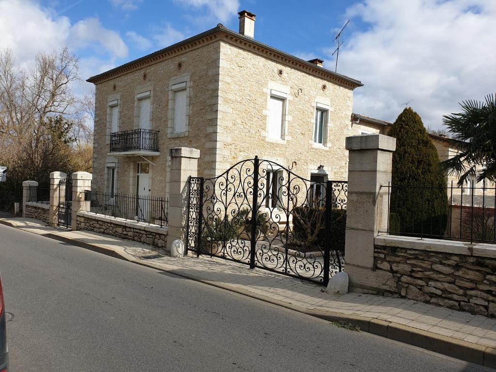 Villa BELLE MAISON avec Piscine privée 42 Cours Sadi Carnot 82240 Septfonds