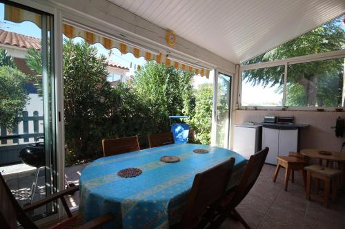 Belle villa 4 -5 couchages 2 chambres terrasse piscine commune parking dans résidence sécurisée 300m de la mer LRMA82