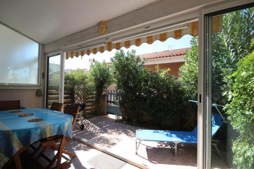 Belle villa 4 -5 couchages 2 chambres terrasse piscine commune parking dans résidence sécurisée 300m de la mer LRMA82