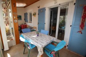 Belle villa 4 couchages a 400 m de la plage 2 chambres terrasse d angle parking dans résidence sécurisée avec piscine commune LROND39