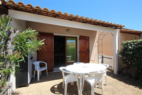 Belle villa climatisée 4 couchages terrasse parking dans résidence sécurisée avec piscine commune 400m de la mer LRJP11