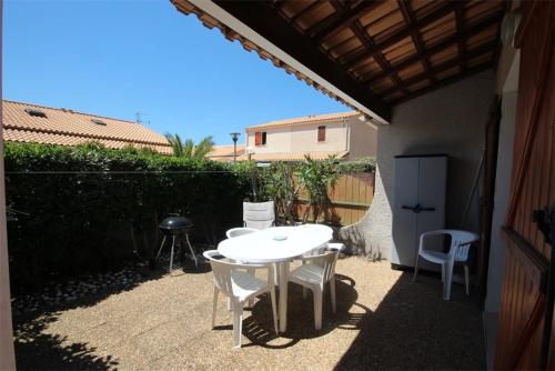 Belle villa climatisée 4 couchages terrasse parking dans résidence sécurisée avec piscine commune 400m de la mer LRJP11