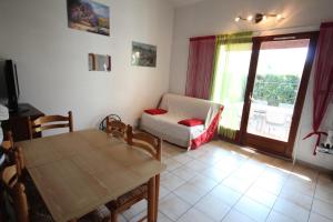 Belle villa climatisée 4 couchages terrasse parking dans résidence sécurisée avec piscine commune 400m de la mer LRJP11