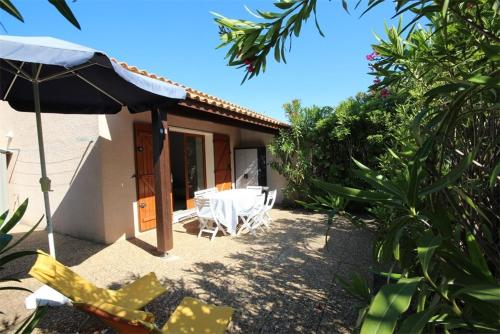 Belle villa climatisée 5 couchages belle terrasse ombragée parking dans résidence sécurisée piscine commune à 400m de la mer LRJP23