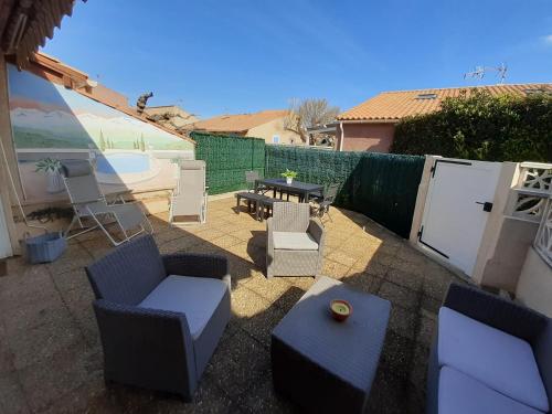 Belle villa climatisée rénovée, tout confort, 4 à 5 couchages à 150 m de la plage 1 chambre 1 mezzanine terrasse parking dans résidence sécurisée LRVM98