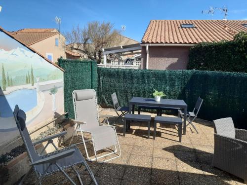 Belle villa climatisée rénovée, tout confort, 4 à 5 couchages à 150 m de la plage 1 chambre 1 mezzanine terrasse parking dans résidence sécurisée LRVM98