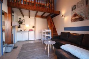 Belle villa climatisée rénovée, tout confort, 4 à 5 couchages à 150 m de la plage 1 chambre 1 mezzanine terrasse parking dans résidence sécurisée LRVM98