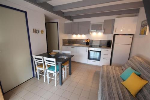 Belle villa d angle rénovée, 5 couchages, 100 m de la plage, 1 chambre, 1 grande mezzanine climatisée, terrasse ombragée parking dans résidence sécurisée LRVM66
