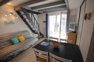Belle villa d angle rénovée, 5 couchages, 100 m de la plage, 1 chambre, 1 grande mezzanine climatisée, terrasse ombragée parking dans résidence sécurisée LRVM66