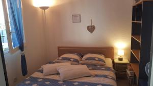 Belle villa d angle rénovée, 5 couchages, 100 m de la plage, 1 chambre, 1 grande mezzanine climatisée, terrasse ombragée parking dans résidence sécurisée LRVM66